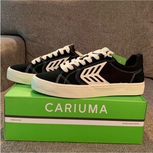 Men’s size 8.5 Cariuma shoes